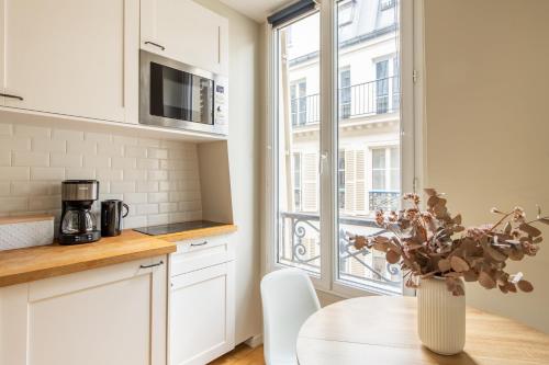 Modern spacious studio only 1 minute away from the Place de la République