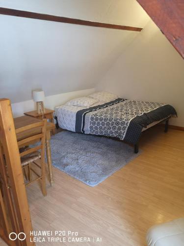 - une chambre dotée d'un lit et d'un bureau dans l'établissement Joli studio, à Sens