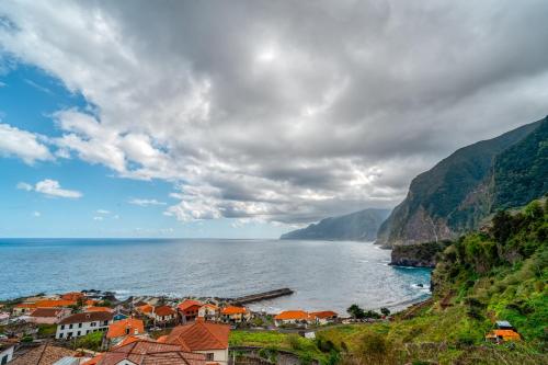 a town on a hill next to the ocean at Cantinho da Portada in Seixal