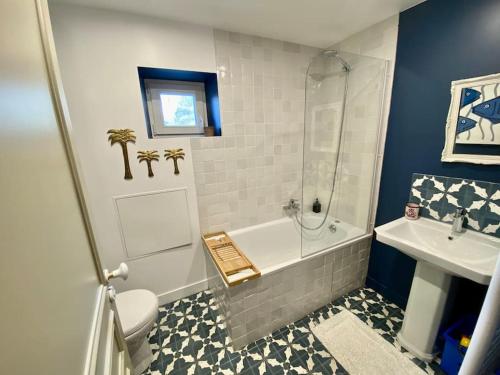 une salle de bain avec une douche, des toilettes et un lavabo dans l'établissement Belle maison de famille Perche avec piscine, à Planches