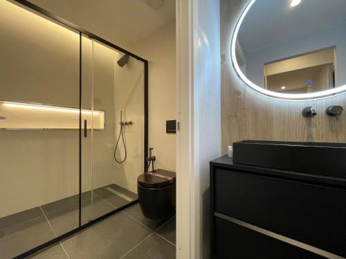 Ένα μπάνιο στο Superior 1BR Apartment - Fully Renovated & Equipped - Prime Centre location - Garibaldi#2 - Parking