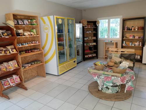 a grocery store with a counter and a refrigerator at Camping de la Vallée Heureuse in Orgon