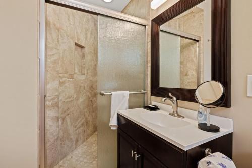 ein Badezimmer mit Waschbecken und Dusche in der Unterkunft Little Bear Cottage is located only a half-mile away from downtown Gatlinburg! in Gatlinburg