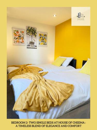 伊登的住宿－Flat 401 Spacious Two Bedroom，配有两张大床的黄色墙壁客房