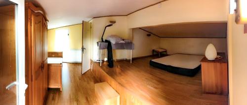 ein Schlafzimmer mit einem Bett in einem Zimmer mit Holzböden in der Unterkunft Maison de 2 chambres avec jardin clos et wifi a Berriac in Berriac
