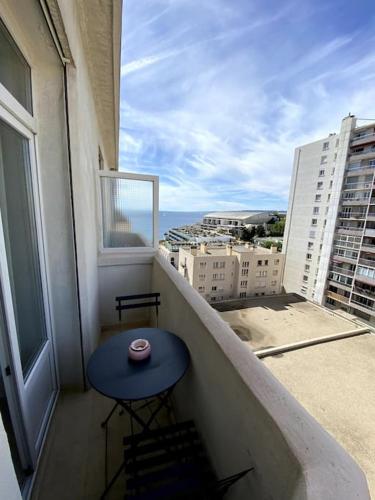 balcone con tavolo blu e vista sulla città di Le 43 location bord de mer a Marsiglia