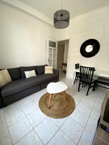 un salon avec un canapé et une table dans l'établissement Le 43 location bord de mer, à Marseille