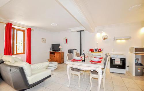 un salon avec un canapé et une table dans l'établissement Awesome Home In Dun With Wifi, à Dun