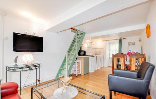 un salon avec un escalier et une table dans l'établissement Cozy Home In Dun With Wifi, à Dun