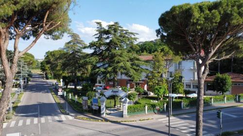 una calle vacía en una ciudad con árboles en ZAPPI CYCLING HOTEL en Riolo Terme