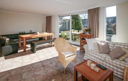Posezení v ubytování Pet Friendly Home In Lemmer With Wifi