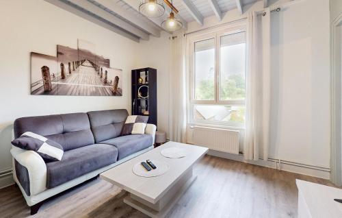 un soggiorno con un divano e un tavolo di Amazing Home In Veulettes-Sur-Mer a Veulettes-sur-Mer