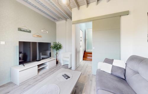 un salon avec un canapé et une télévision dans l'établissement Amazing Home In Veulettes-Sur-Mer, à Veulettes-sur-Mer
