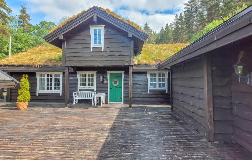 FolkestadにあるFeriehus-Bjørkedalの緑のドアが付いた草葺き屋根の家