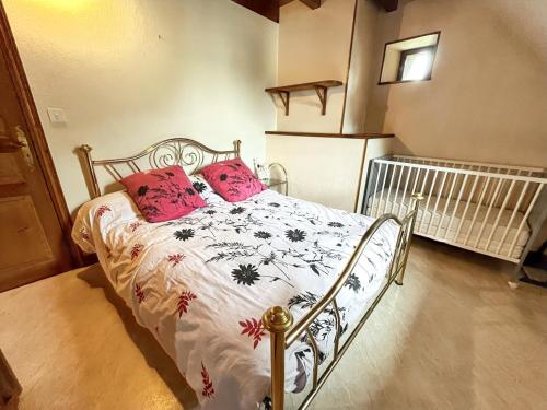 Postel nebo postele na pokoji v ubytování Maison de 2 chambres avec jardin clos et wifi a Lanobre a 2 km de la plage