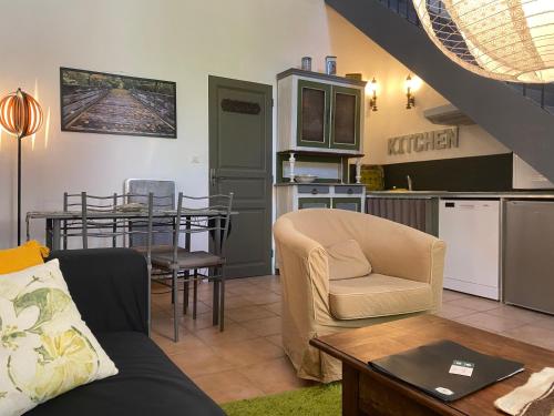 un salon avec un canapé et une table dans l'établissement Orangerie de Cardet - FamilySuite 