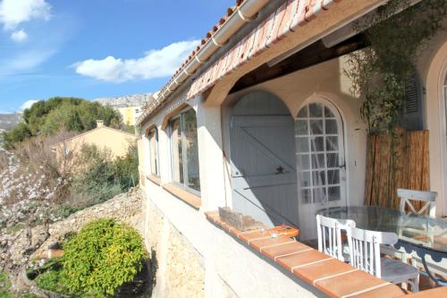 - un balcon d'une maison avec une table en verre dans l'établissement Maison de 2 chambres avec jardin clos et wifi a Toulon a 4 km de la plage, à Toulon