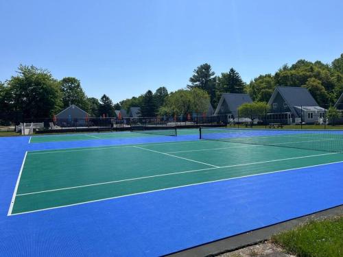 Instalaciones para jugar a tenis o squash en 101 is all the fun o alrededores