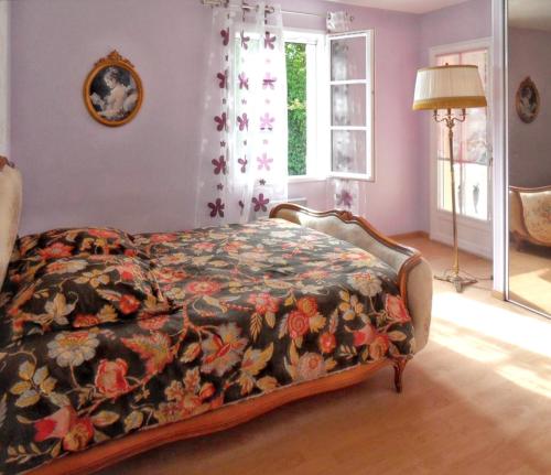 En eller flere senge i et værelse på Villa de 3 chambres avec piscine privee jardin clos et wifi a Riberac