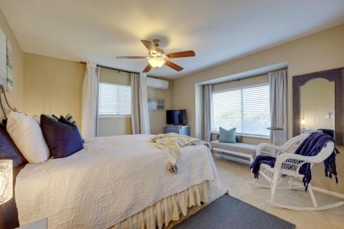 een slaapkamer met een bed en een plafondventilator bij Chic Peaceful Retreat 16 Mi to Beaches and Wineries! in Santa Paula