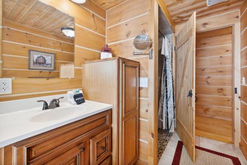 Ένα μπάνιο στο The "Lost Horse" Cabin - Secluded - Pet-Friendly - One Level - Massive Yard