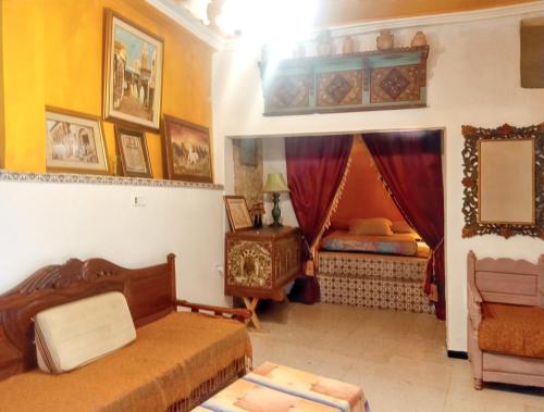 Un dormitorio con 2 camas y una silla. en One bedroom apartement with city view furnished terrace and wifi at Tunis en Túnez