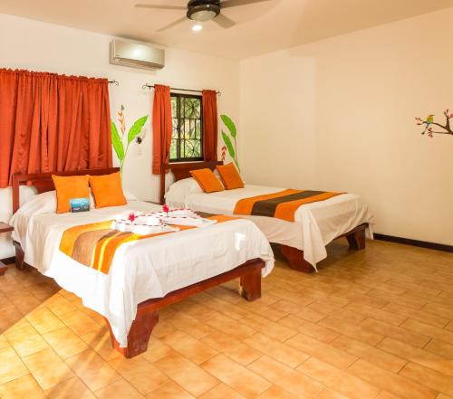 a bedroom with two beds in a room at Hotel Villas Rio Mar in Dominical
