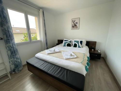 - une chambre avec un grand lit et une fenêtre dans l'établissement Villa Fontenailles, à Mâcon