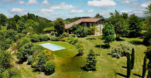 Cerretto LangheにあるCA' SAN LUISSの庭園とスイミングプールのある家の空中ビュー