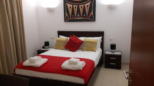 une chambre avec un lit avec des serviettes dessus dans l'établissement Tortuga beach resort Penthouse apartment for holiday rental, à Prainha