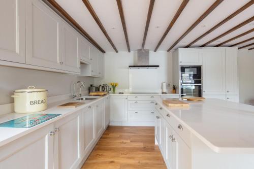 Η κουζίνα ή μικρή κουζίνα στο Kingfisher Cottage