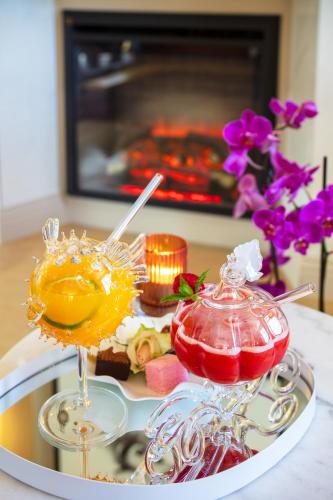 a tray of food with two drinks on a table at La Bastide de Damien, 5 clefs Demeure d'Exception et Table Remarquable dans le guide Teritoria, JACUZZI Privatif, Cuisine étoilée Dominique Frérard in Aix-en-Provence