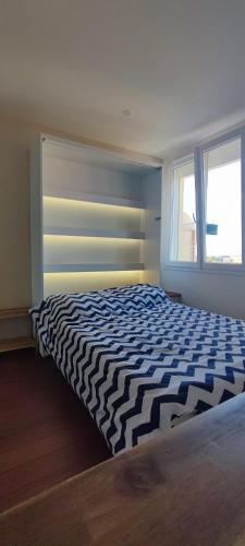 une chambre avec un lit avec une couette noire et blanche dans l'établissement 