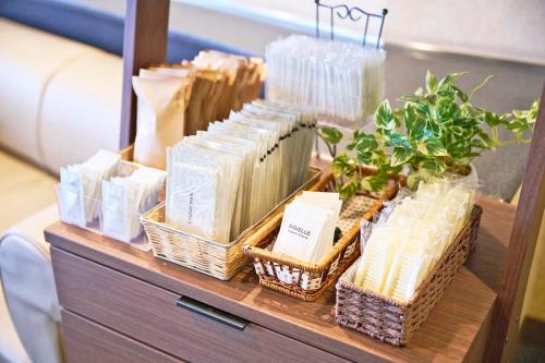 a table with wicker baskets on top at Ageo Tobu Hotel in Ageo