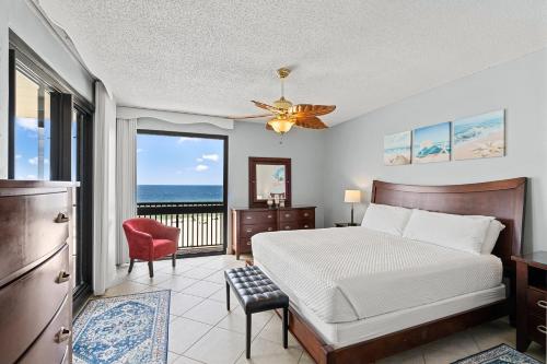 Una habitación con cama y vistas al océano. en Romar House Unit 506A, en Orange Beach