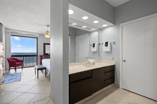1 dormitorio con vistas y baño con lavabo. en Romar House Unit 506A, en Orange Beach