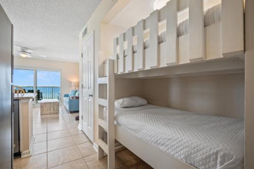 1 dormitorio con litera y balcón en Tradewinds Unit 1001, en Orange Beach