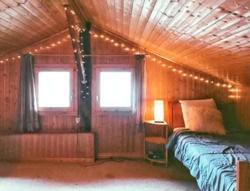 Un dormitorio con una cama con luces. en Maison de 3 chambres avec vue sur le lac et jardin clos a Talloires Montmin, en Angon