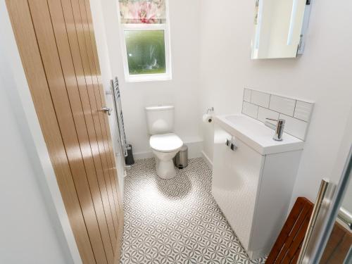 ライドにあるBaroloのトイレと洗面台を備えた白いバスルーム