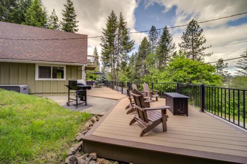 Zahrada ubytování Tree-Lined Hayden Home with Hot Tub and Lake Views!