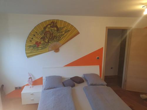 sypialnia z 2 łóżkami i parasolem na ścianie w obiekcie Sanja apartment near to Ljubljana w mieście Preserje pri Radomljah