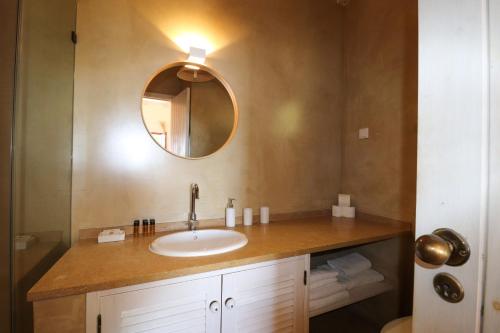 a bathroom with a sink and a mirror at Aldeamento Turistico da Prainha in Alvor