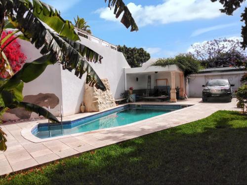 uma casa com piscina no quintal em 4 bedrooms villa with private pool enclosed garden and wifi at Hammamet em Hammamet