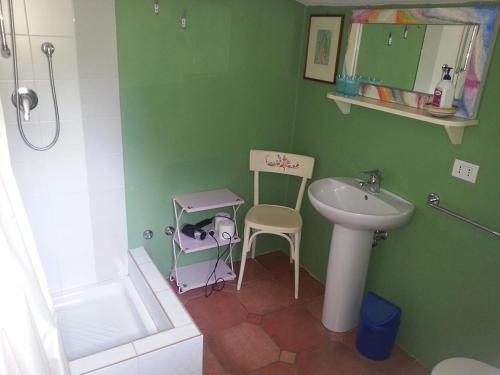 A bathroom at B&B I Canonici