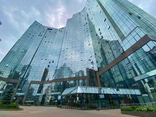 un grande edificio di vetro con molte finestre di Orion a Almaty