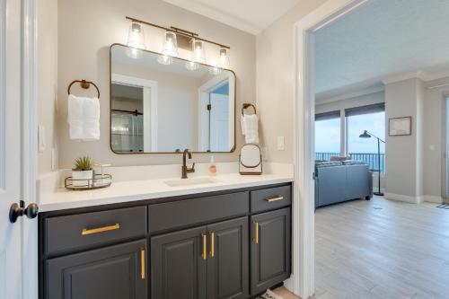 ein Badezimmer mit Waschbecken und Spiegel in der Unterkunft Newly Renovated Luxury OCEAN FRONT Condo! Top Floor Condo with PENTHOUSE OCEAN VIEWS! in Panama City Beach