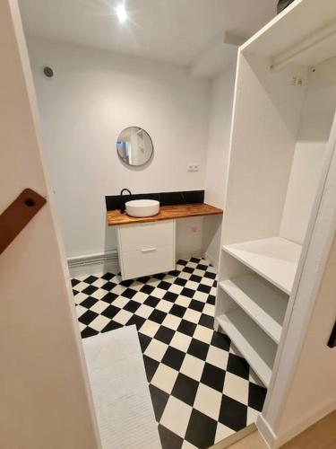 La salle de bains est pourvue d'un lavabo et d'un sol en damier. dans l'établissement Spacieux 2 pièces, à Fontenay-aux-Roses