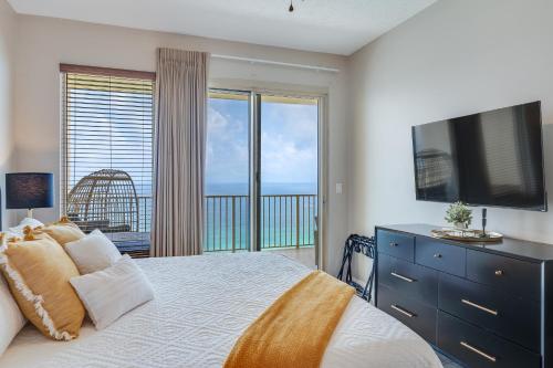 ein Schlafzimmer mit großem Bett und Balkon in der Unterkunft Newly Renovated Luxury OCEAN FRONT Condo! Top Floor Condo with PENTHOUSE OCEAN VIEWS! in Panama City Beach