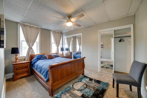 Un dormitorio con una cama y un ventilador de techo. en Pittsburgh Home with Private Yard 3 Mi to Dtwn!, en Pittsburgh