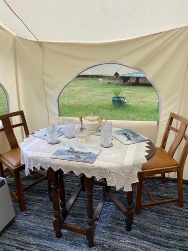 Lincolnshire的住宿－Amelia Vera，帐篷内的一张桌子和白色桌布